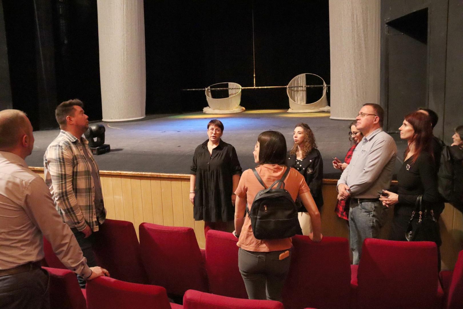 ekskursiya-po-teatru-komediya