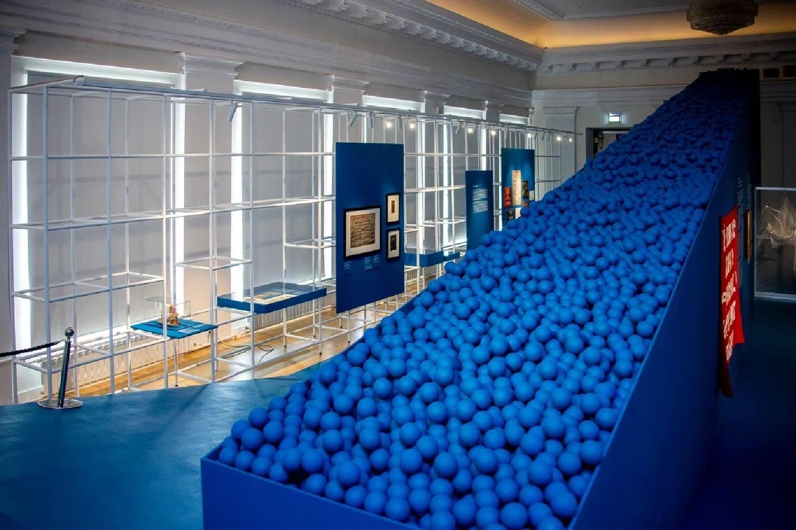 sliyaniya-vystavka-o-sovpadeniyakh-i-stecheniyakh-obstoyatelstv