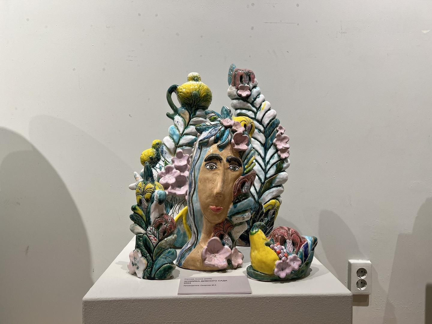 vystavka-rabot-detskoy-obraztsovoy-masterskoy-keramiki-sirin