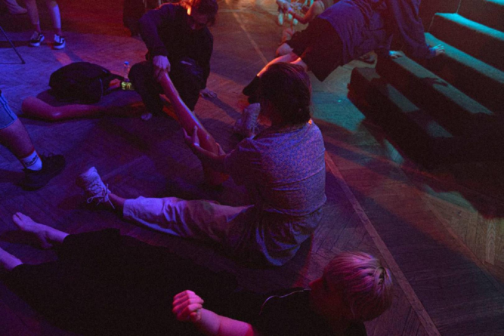 vecher-performansov-festivalya-eksperimentalnogo-tantsa-poezda